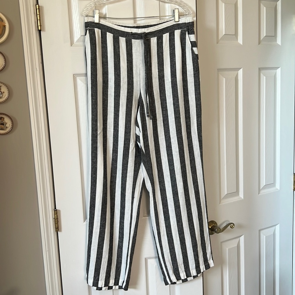 Vince Camuto black and white striped pants. Size Large